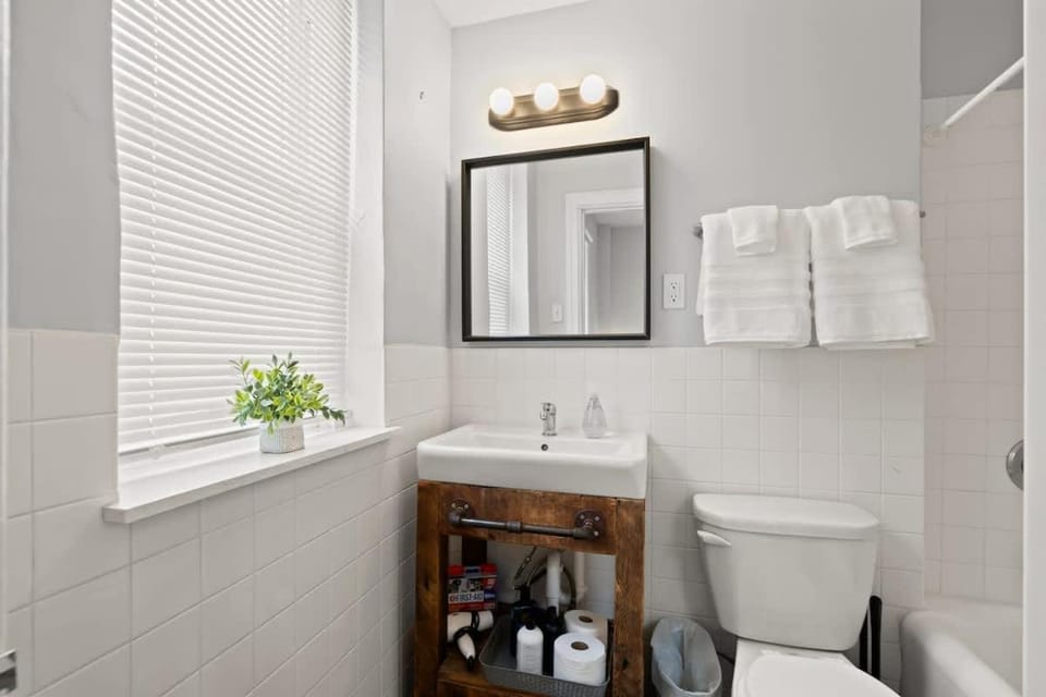 Central King Bed Studio Sleeps 3 Walk Score 98 No Car Needed Apartment in Philadelphia