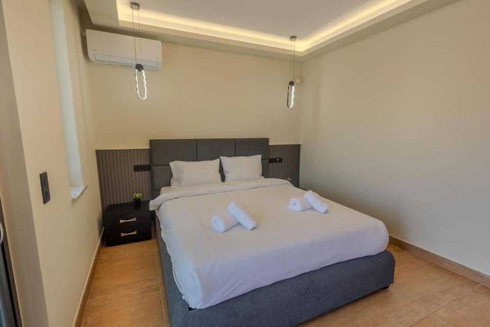 Bed, Photo of the whole room, Bedroom, towels
