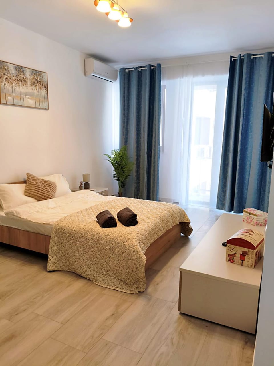 Bed, TV and multimedia, towels