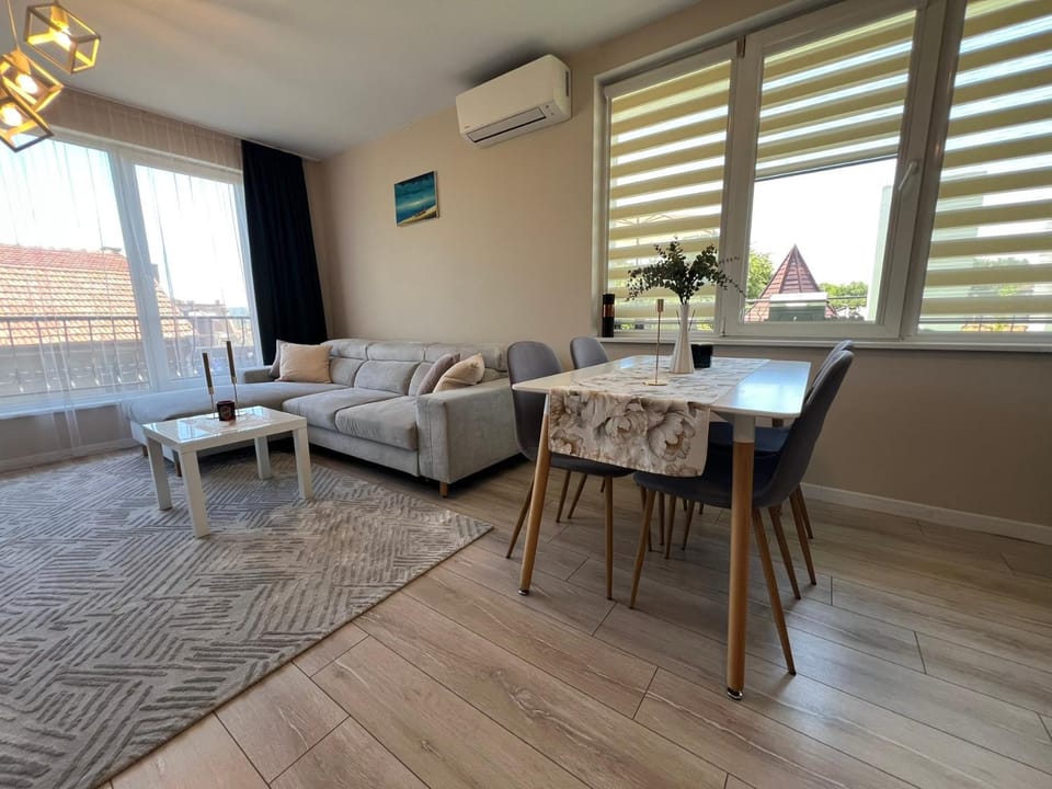 Living room, Seating area, Dining area, air conditioner