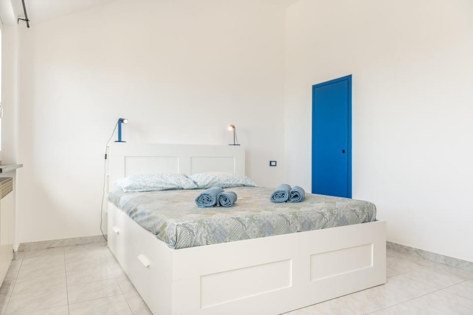 Bed, towels