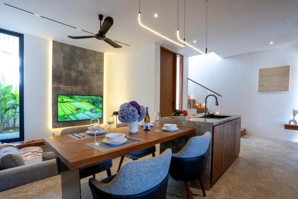 Kitchen or kitchenette, Dining area