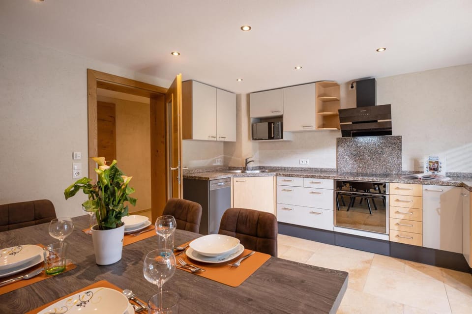 Kitchen or kitchenette, Dining area, stove