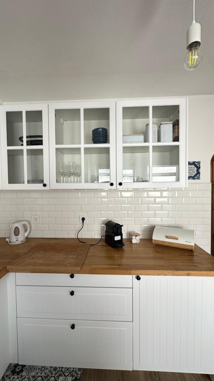 Coffee/tea facilities, dishwasher, oven, stove, kitchen