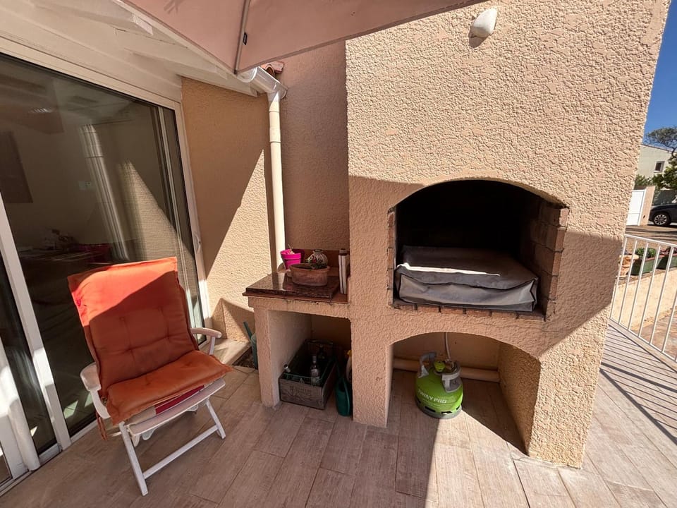 Patio, Day, BBQ facilities, sunbed