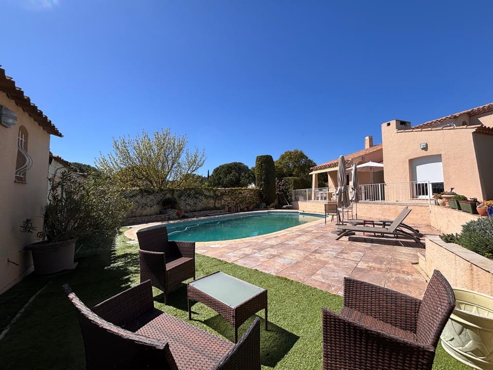 Property building, Patio, Day, Garden, Garden view, Pool view, Swimming pool, sunbed