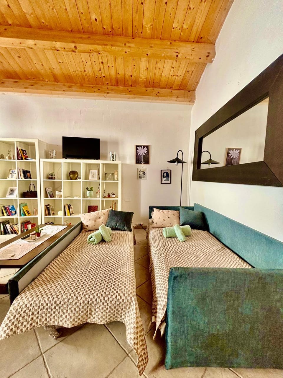 Bed, TV and multimedia, Living room, Photo of the whole room