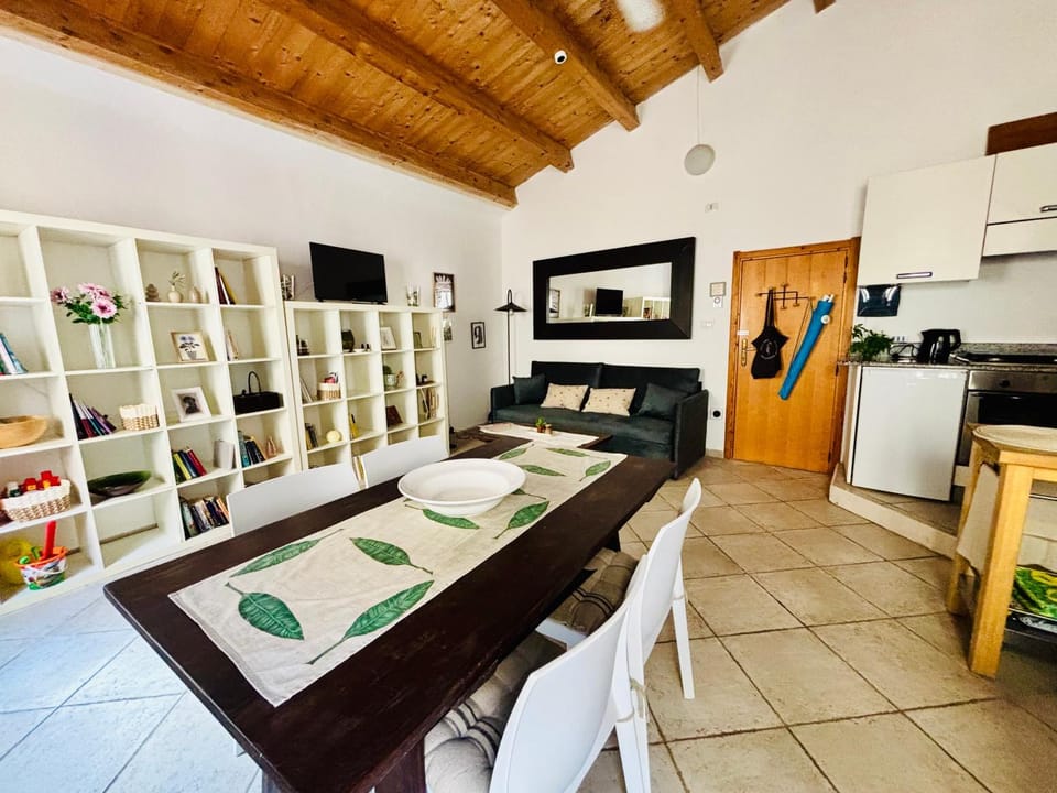 TV and multimedia, Kitchen or kitchenette, Living room, Seating area, Dining area