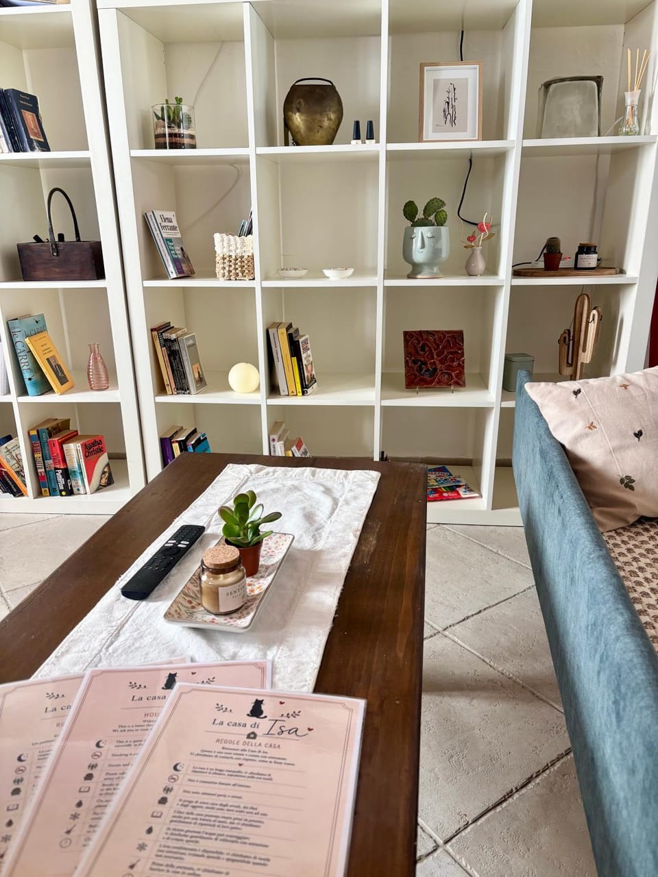 Bed, Library, Living room, Photo of the whole room