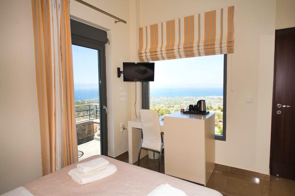 Bed, TV and multimedia, Bedroom