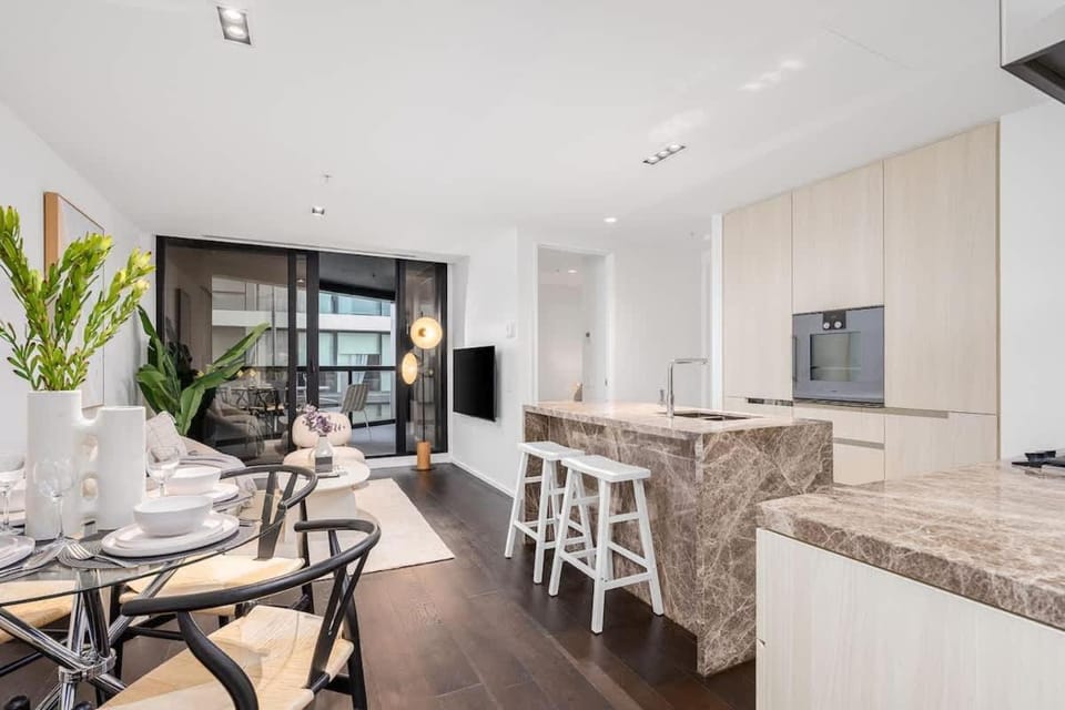 LaneStay - Lakeside Luxury with Pool Gym Parking Apartment in Melbourne