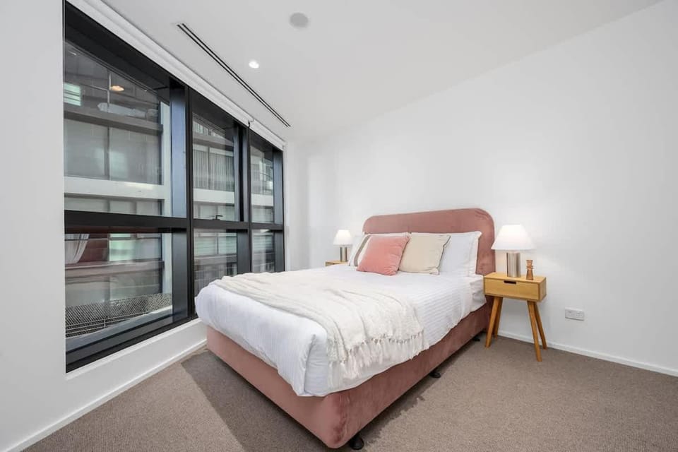 LaneStay - Lakeside Luxury with Pool Gym Parking Apartment in Melbourne