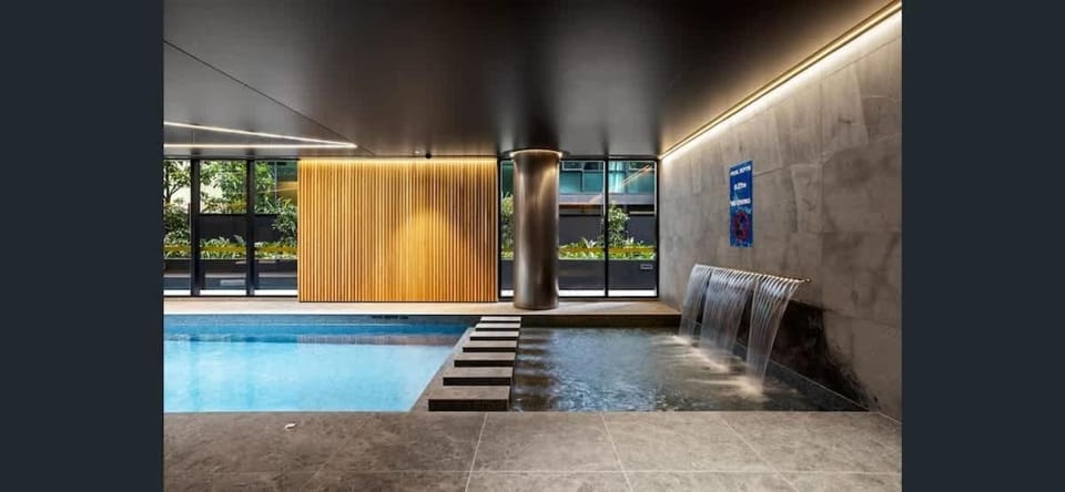 LaneStay - Lakeside Luxury with Pool Gym Parking Apartment in Melbourne