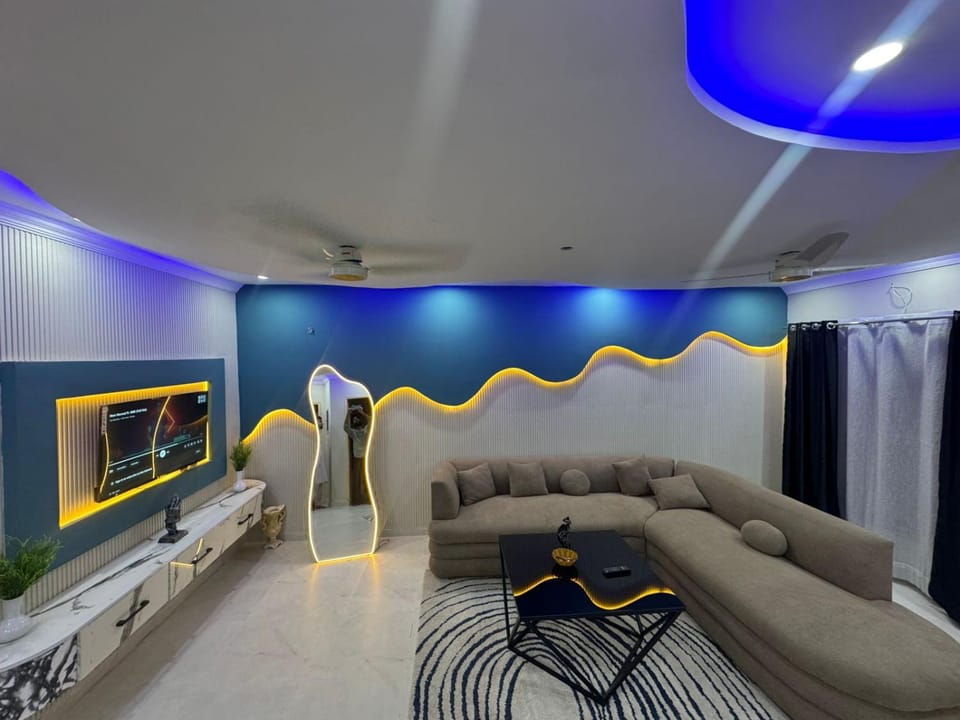 Communal lounge/ TV room, TV and multimedia, Living room, Seating area, Evening entertainment
