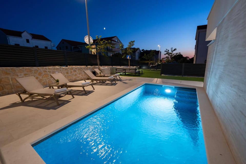 Swimming pool, sunbed
