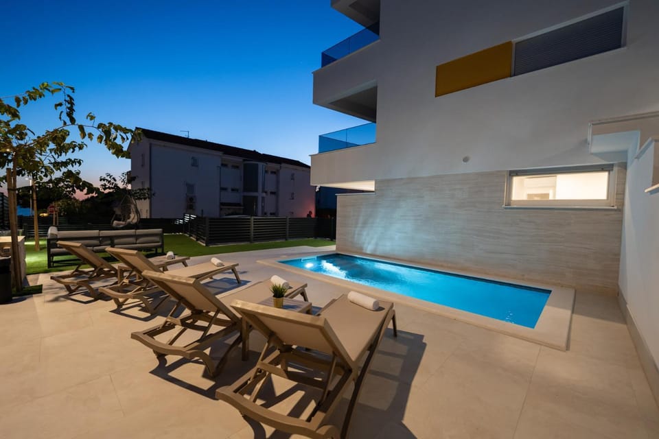 Swimming pool, sunbed