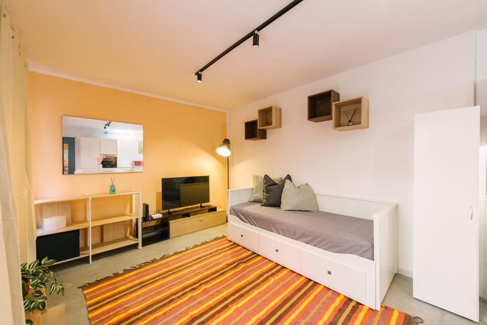 Bed, TV and multimedia, Living room, Photo of the whole room