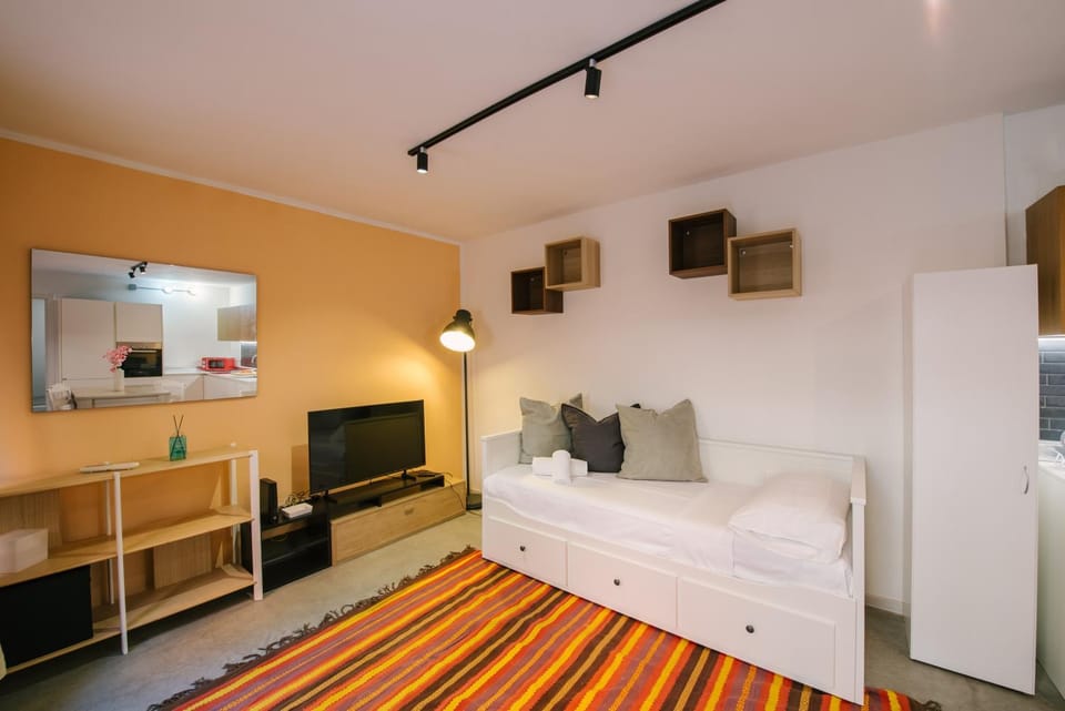 Bed, TV and multimedia, Living room, Photo of the whole room