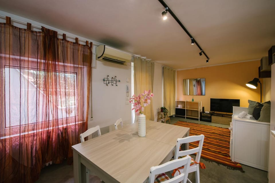 TV and multimedia, Kitchen or kitchenette, Dining area, air conditioner