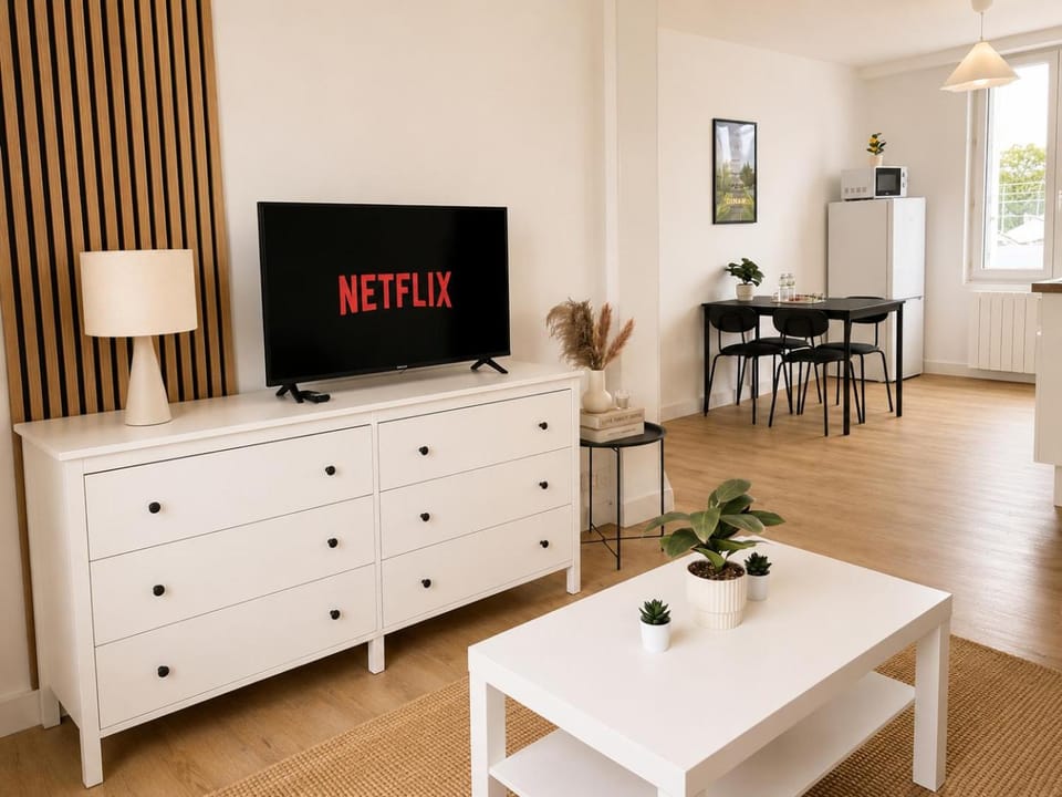 TV and multimedia, Living room, Decorative detail, Dining area, internet