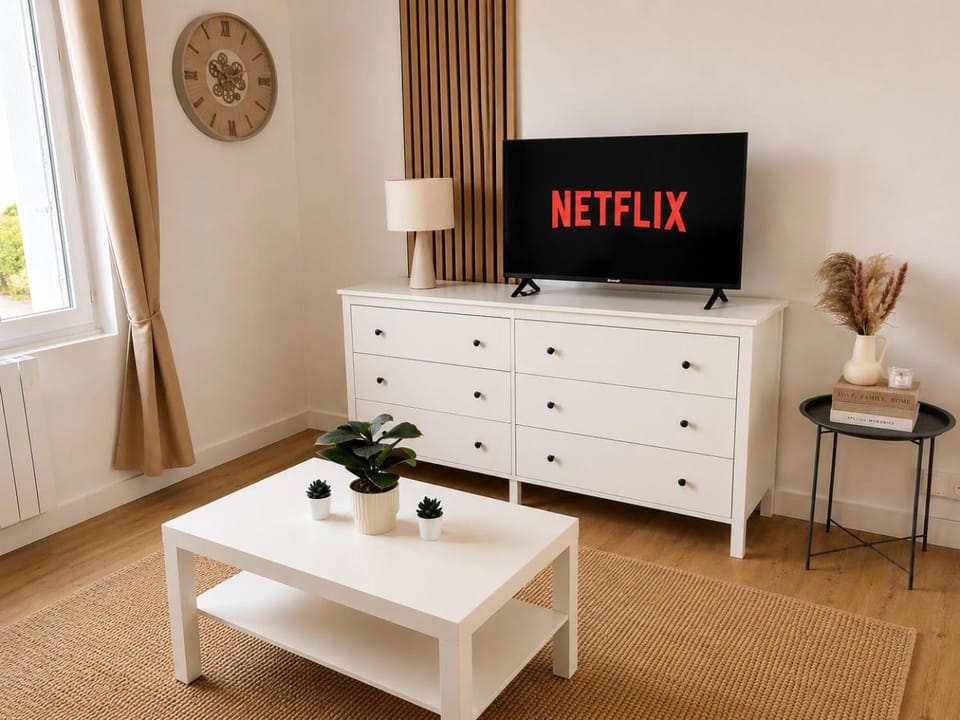TV and multimedia, Living room, Decorative detail, internet