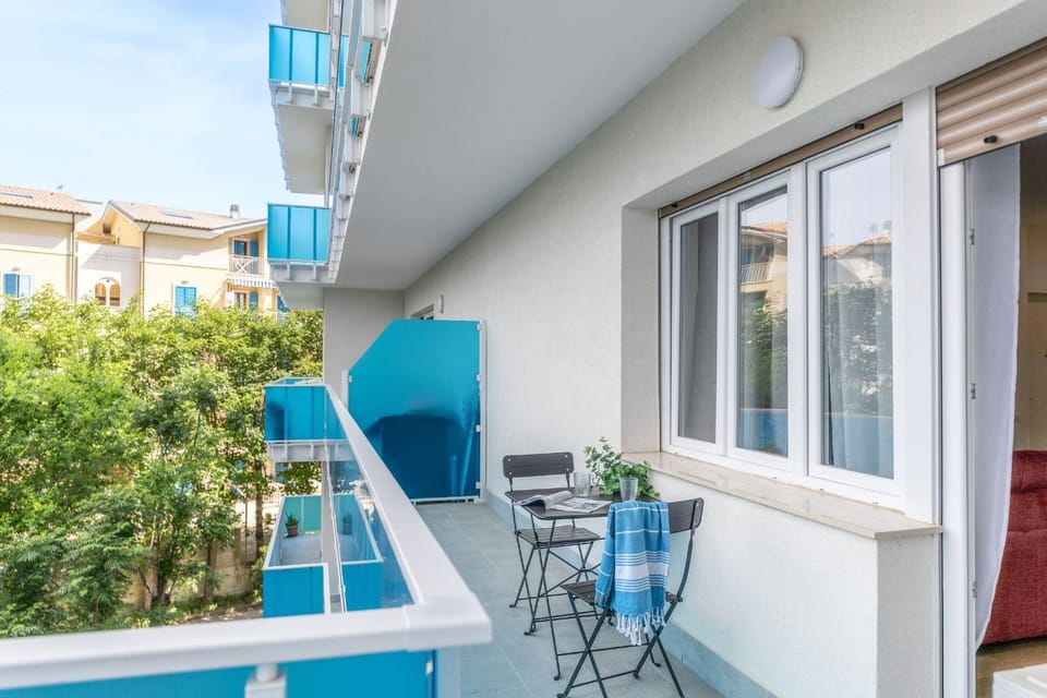 Property building, Patio, Day, View (from property/room), Balcony/Terrace, Dining area, Pool view, Swimming pool, sunbed