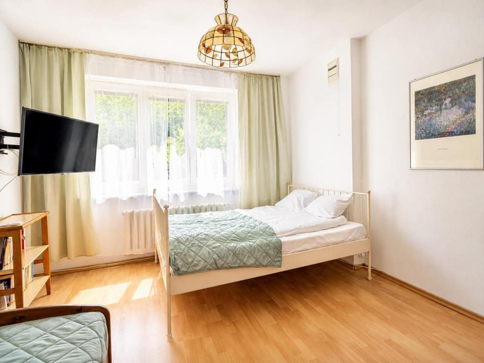 Bed, TV and multimedia, Bedroom