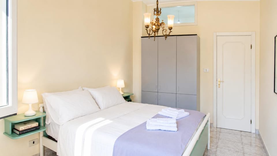 Photo of the whole room, Bedroom, towels, wardrobe