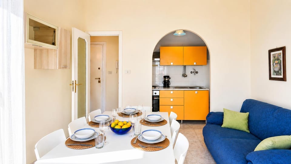 Kitchen or kitchenette, Living room, Seating area, Dining area, stove