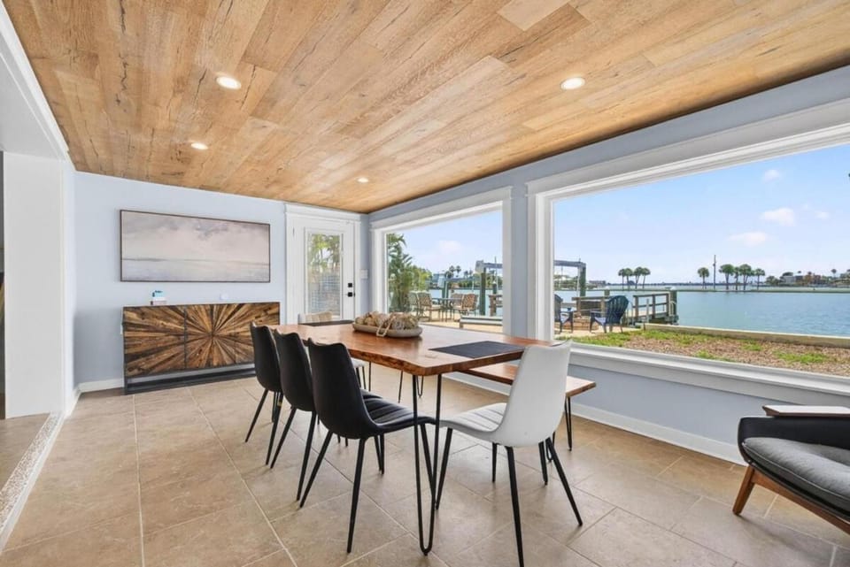 Beautiful Waterfront House with Pool & Dock Access! Close to Beach & Restaurants! House in North Redington Beach