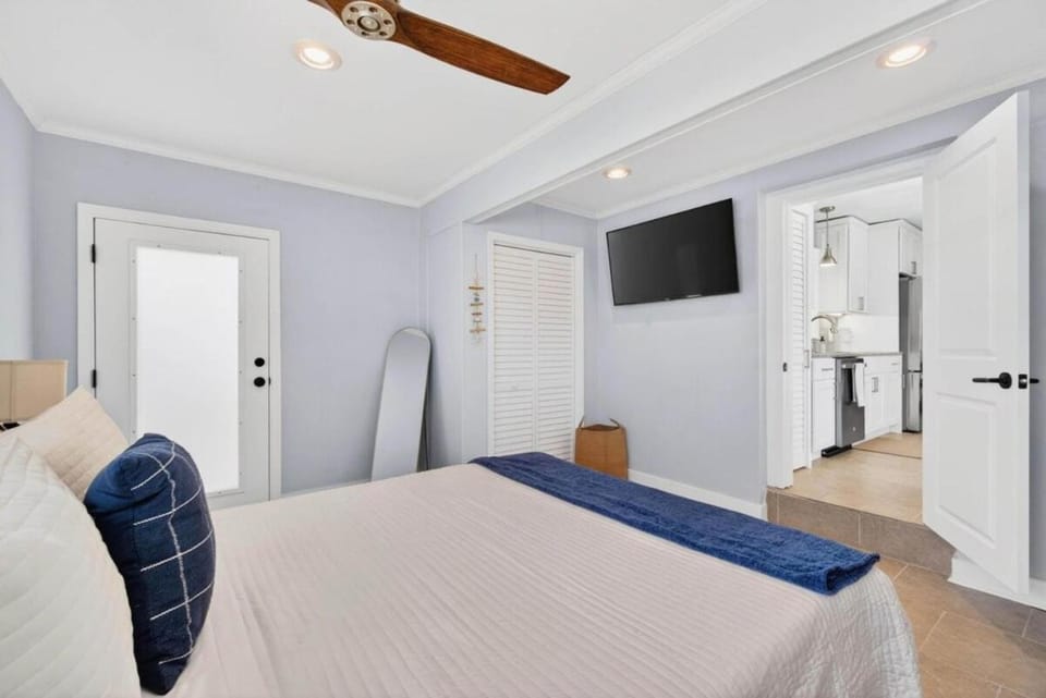 Beautiful Waterfront House with Pool & Dock Access! Close to Beach & Restaurants! House in North Redington Beach