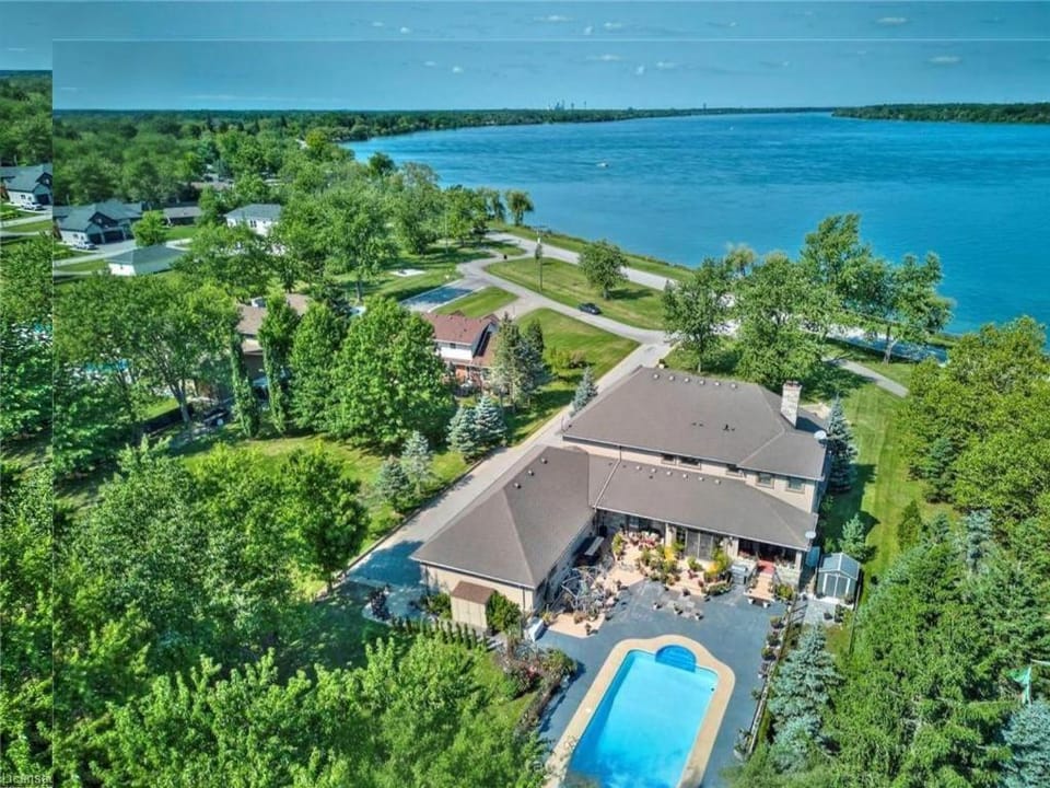 Property building, Day, Natural landscape, Bird's eye view, Pool view, River view, Swimming pool