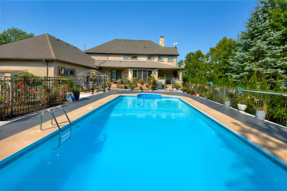 Property building, Day, Pool view, Swimming pool, sunbed