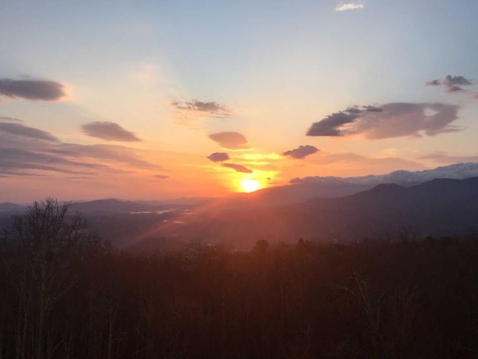 Sunrise Above Ober, Hot Tub and Two Decks Chalet in Gatlinburg