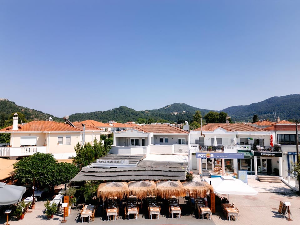 Property building, Nearby landmark, Day, Natural landscape, Mountain view, Location, Parking