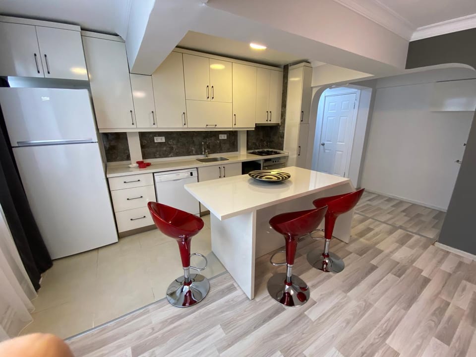 Coffee/tea facilities, Kitchen or kitchenette, Dining area, dishwasher, oven, stove