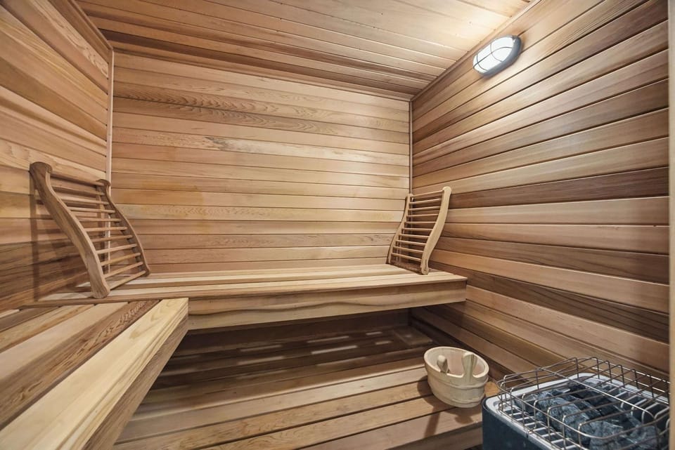 Lakeside Escape on Crescent Lake with Sauna Fire Pit House in Wolfeboro