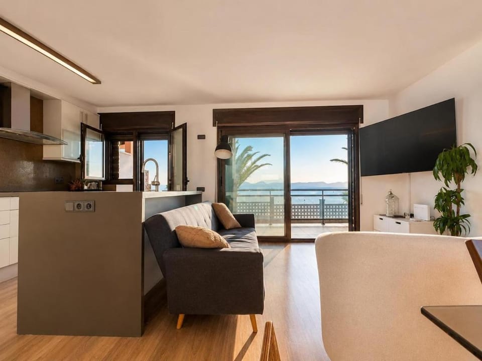 Communal lounge/ TV room, TV and multimedia, Kitchen or kitchenette, Living room, Photo of the whole room, Dining area, Evening entertainment, Sea view