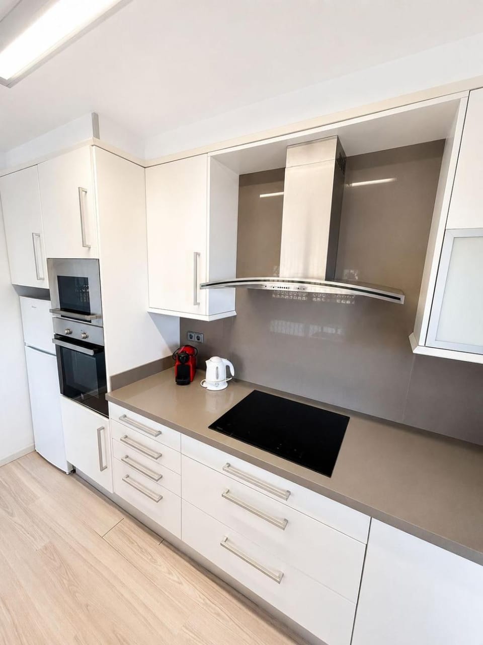 Kitchen or kitchenette, minibar, oven