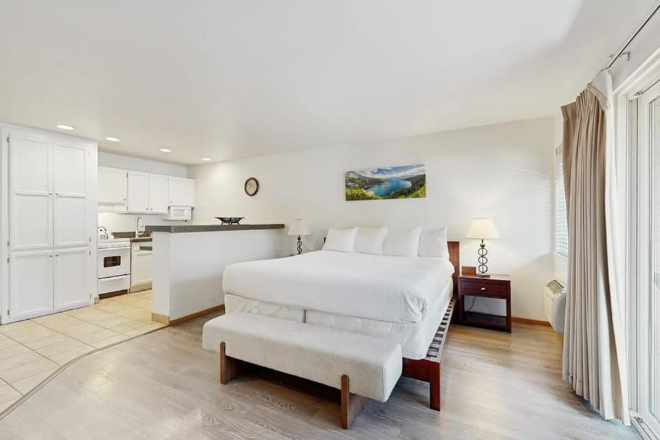 Amazing amenities pool views and a privileged location near Heavenly await House in South Lake Tahoe