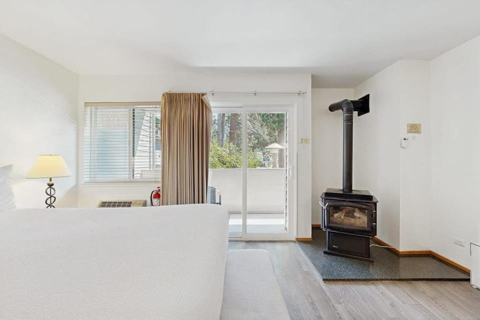 Amazing amenities pool views and a privileged location near Heavenly await House in South Lake Tahoe