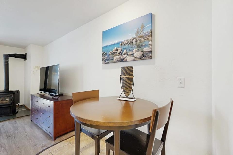 Amazing amenities pool views and a privileged location near Heavenly await Apartment in South Lake Tahoe
