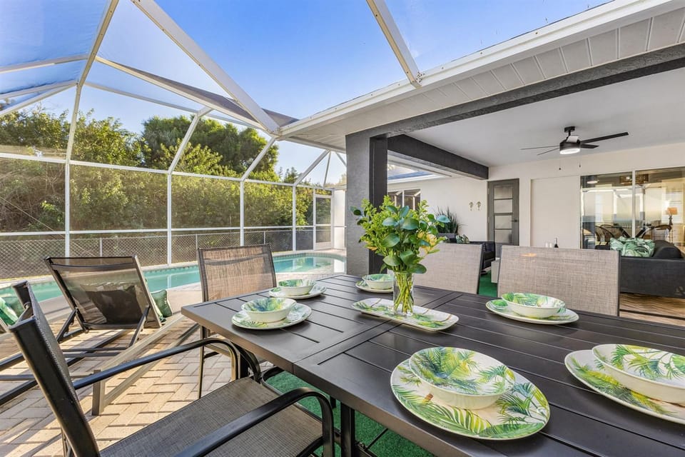 4BRM Stylish Private Home, HTD POOL-Close To Beaches-BBQ-Pets OK-Spotless Clean House in North Naples
