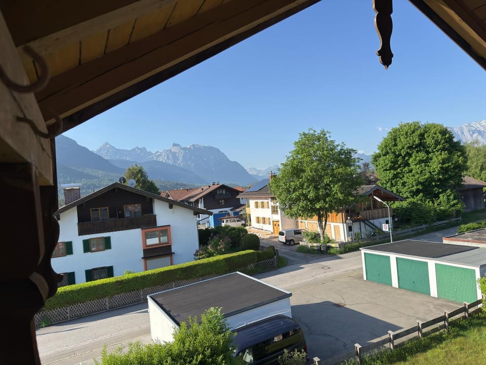 Property building, Day, Neighbourhood, Natural landscape, Mountain view, Street view, Parking