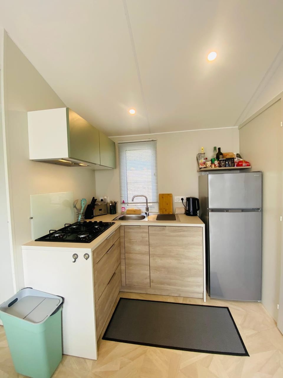 Coffee/tea facilities, Kitchen or kitchenette, stove, toaster