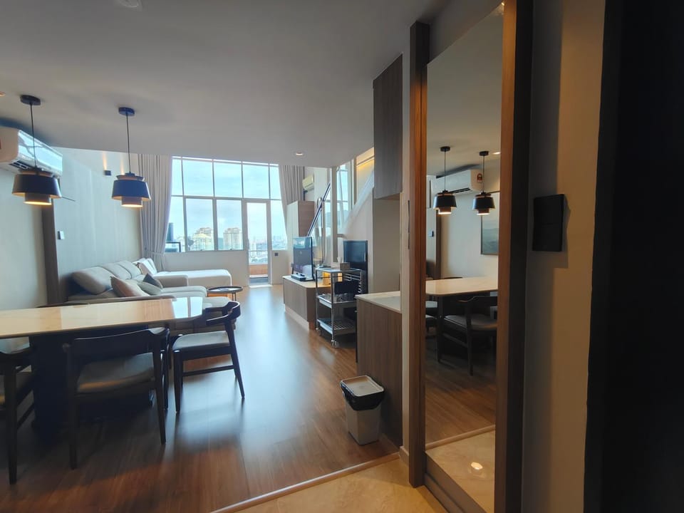Kitchen or kitchenette, Living room, Seating area, Dining area