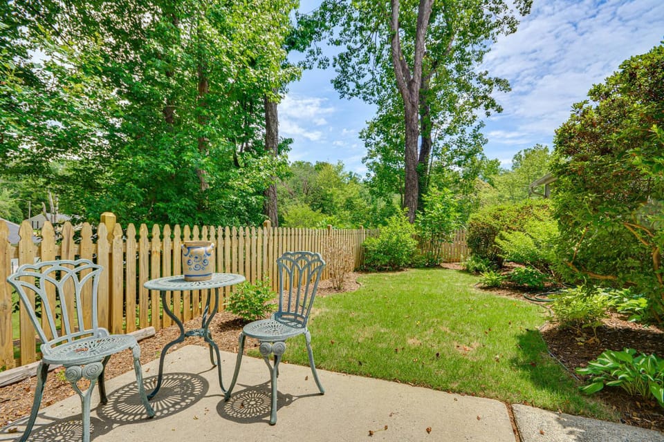 1 Mi to Science Center & Park! Pet-Friendly Haven House in Greensboro