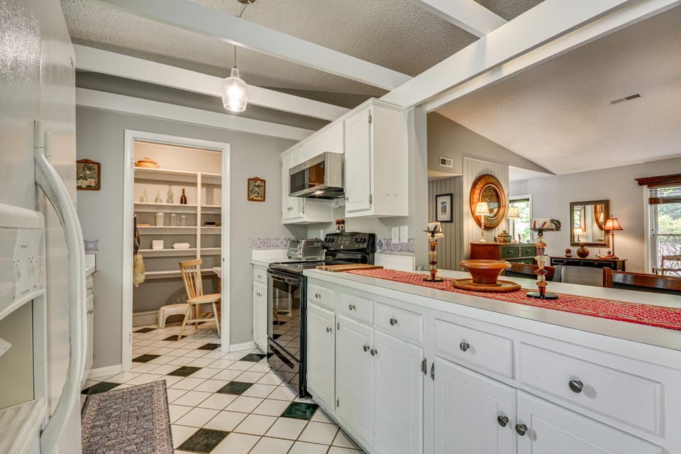 1 Mi to Science Center & Park! Pet-Friendly Haven House in Greensboro