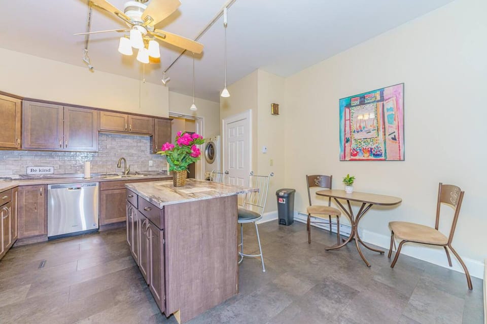 Fresh & Modernized 2BR Fl 1 Apt @ Downtown Albany Apartment in Albany