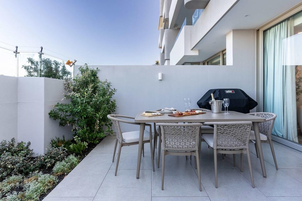 The Mira Luxury Oceanfront Jacuzzi Suite 101 Apartment in Hermanus